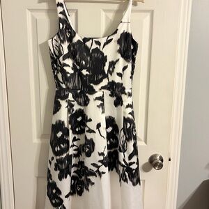 WHBM NEW  Black and White Floral Dress - Sleeveless, Knee Length Size 6